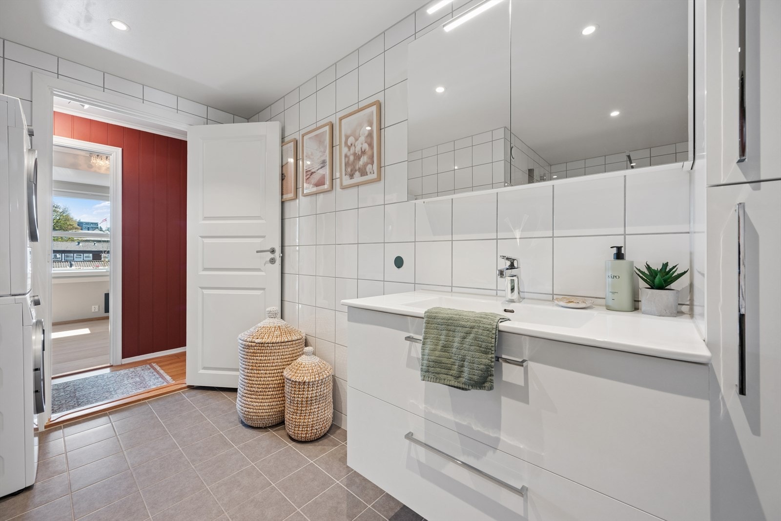 Badet ble modernisert i 2021 med flislagte overflater og elektriske varmekabler i gulvet. Galleribilde