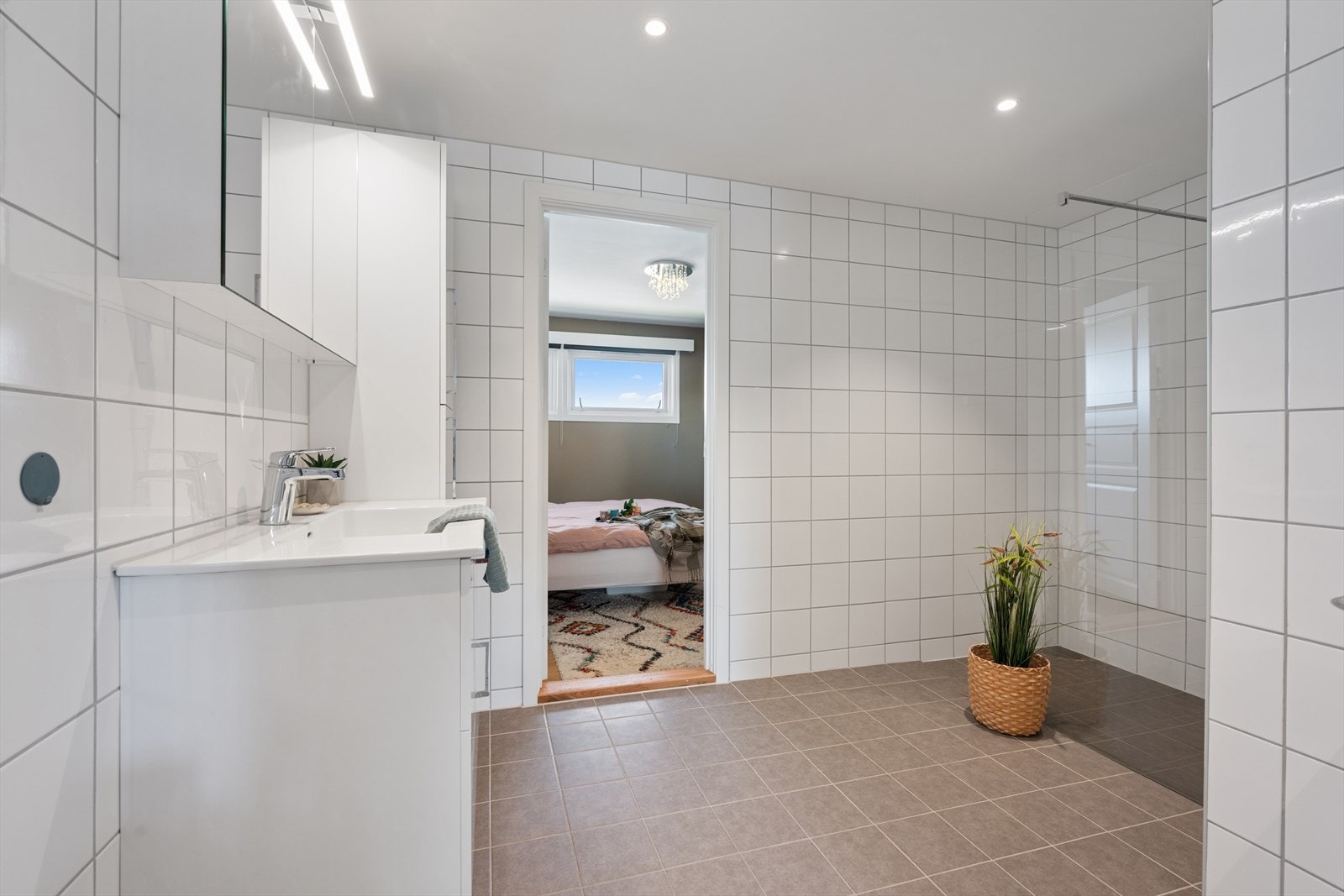 Vann- og avløpsrør ble skiftet i forbindelse med oppgraderingen av badet i 2021. Galleribilde