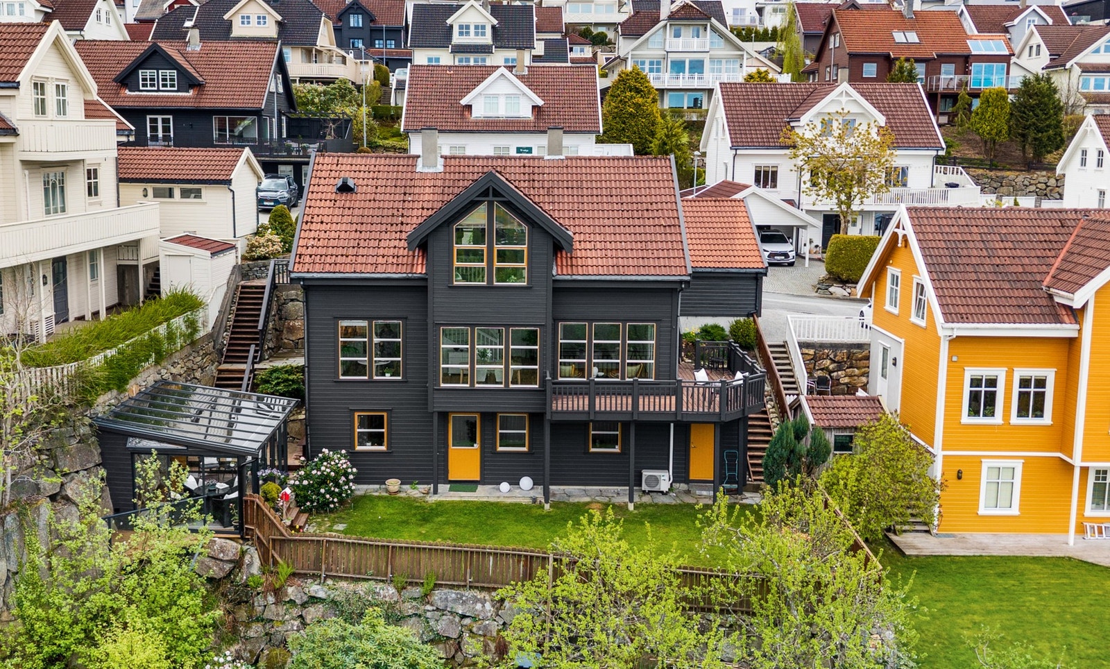 Velkommen til Skaarlia 116 - En innholdsrik og godt vedlikeholdt enebolig.
Foto: Engen Visuals Galleribilde