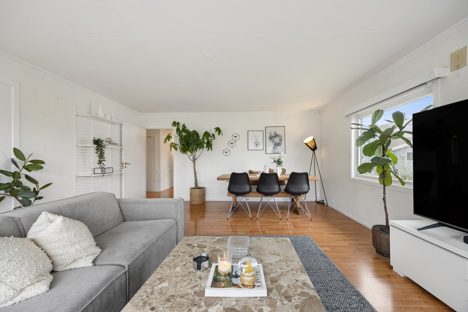 Stuen i 2. etasje er lys og romslig, med god plass til både sofagruppe og spisebord. Galleribilde