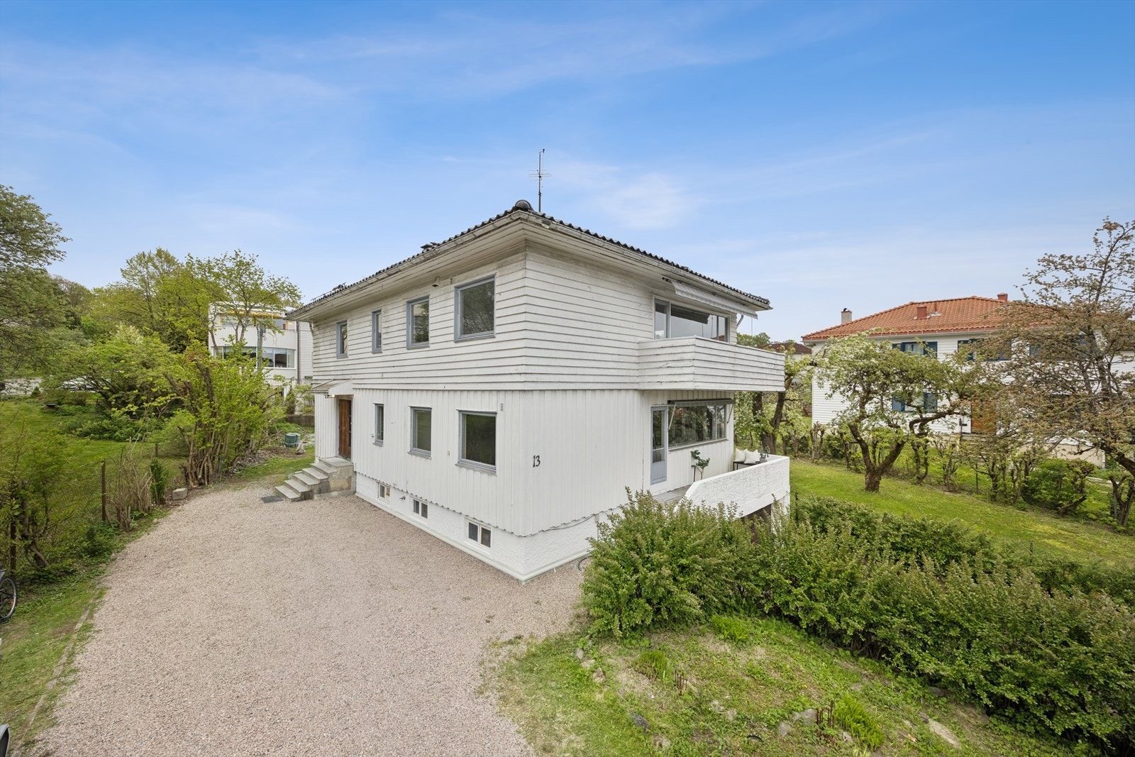 Eiendommen ligger i et rolig og etablert villastrøk på Tåsen, med umiddelbar nærhet til turstier mot Nordmarka og Maridalen. Galleribilde