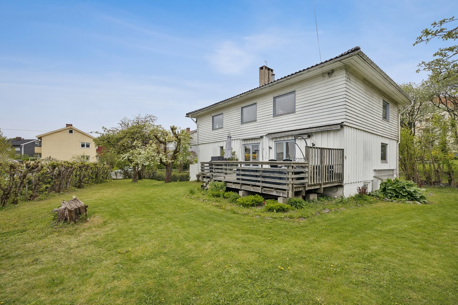 Den store, opparbeidede hagen er et flott sted for lek og rekreasjon. Galleribilde