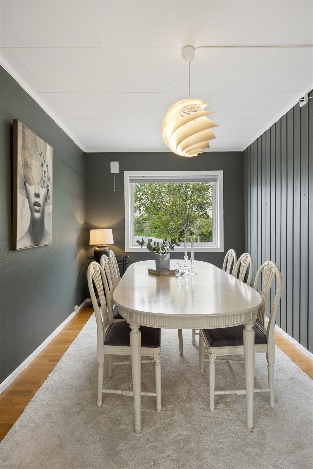 Spisestue med plass til langbord for større sammenkomster. Galleribilde