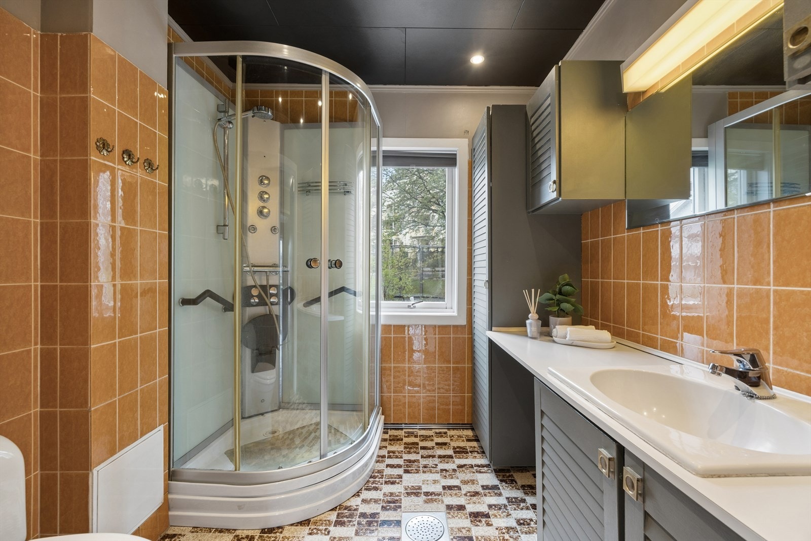 Badet i 1. etasje er utstyrt med dusjkabinett og servantinnredning. Galleribilde