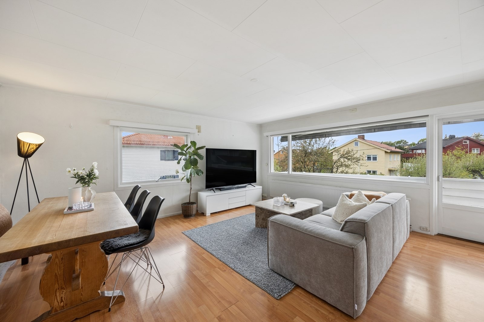 Store vinduer gir godt med lys, og fra stuen er det utgang til terrasse. Galleribilde