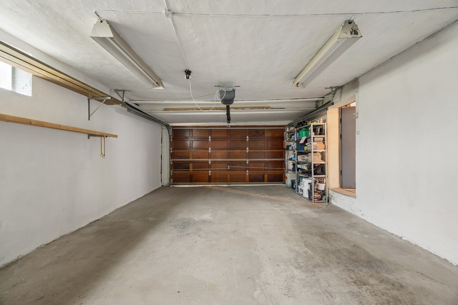 Romslig, integrert garasje med god plass til bil og lagring. Enkel adkomst med elektrisk portåpner. Galleribilde