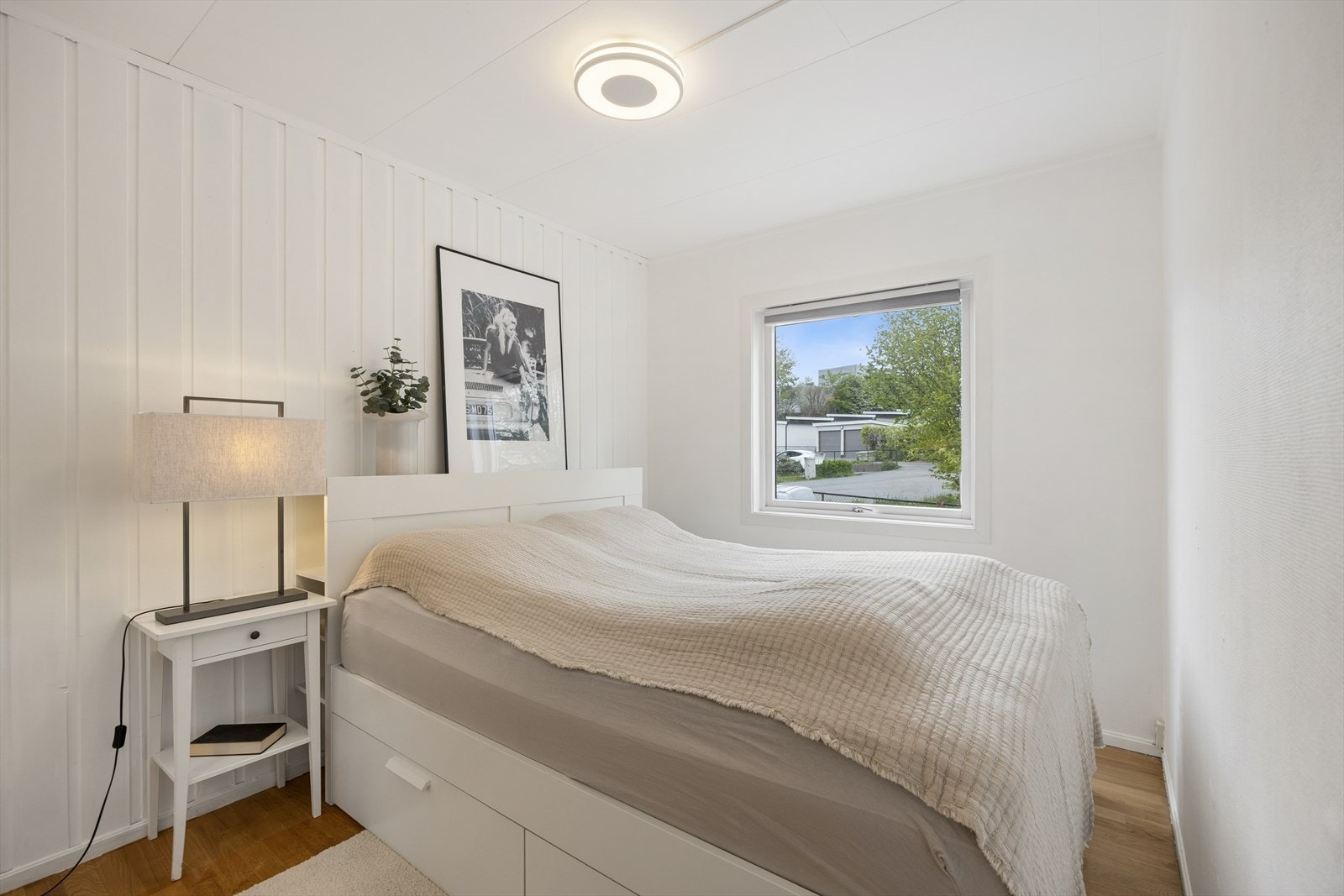 Soverom 2 - Lyst og delikat soverom med god plass til soveromsmøblement. Galleribilde