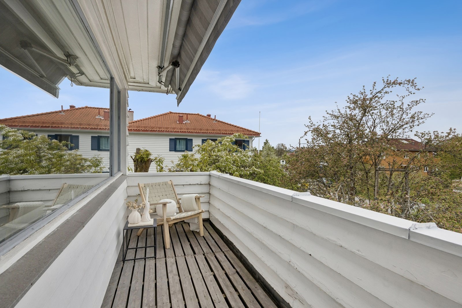 Herlig vestvendt terrasse med utstyn utover den idylliske hagen og nabolaget. Galleribilde