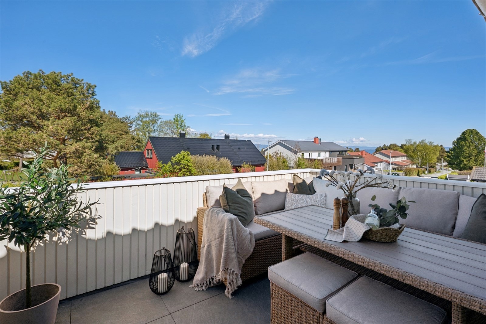 Verandaen har god plass til en romslig sittegruppe og grill. Galleribilde