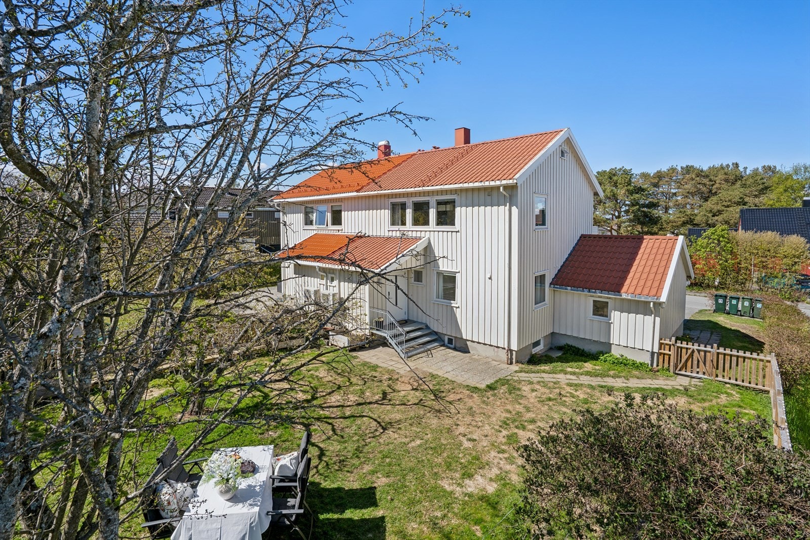 Meget barnevennlig/dyrevennlig hage som er inngjerdet Galleribilde