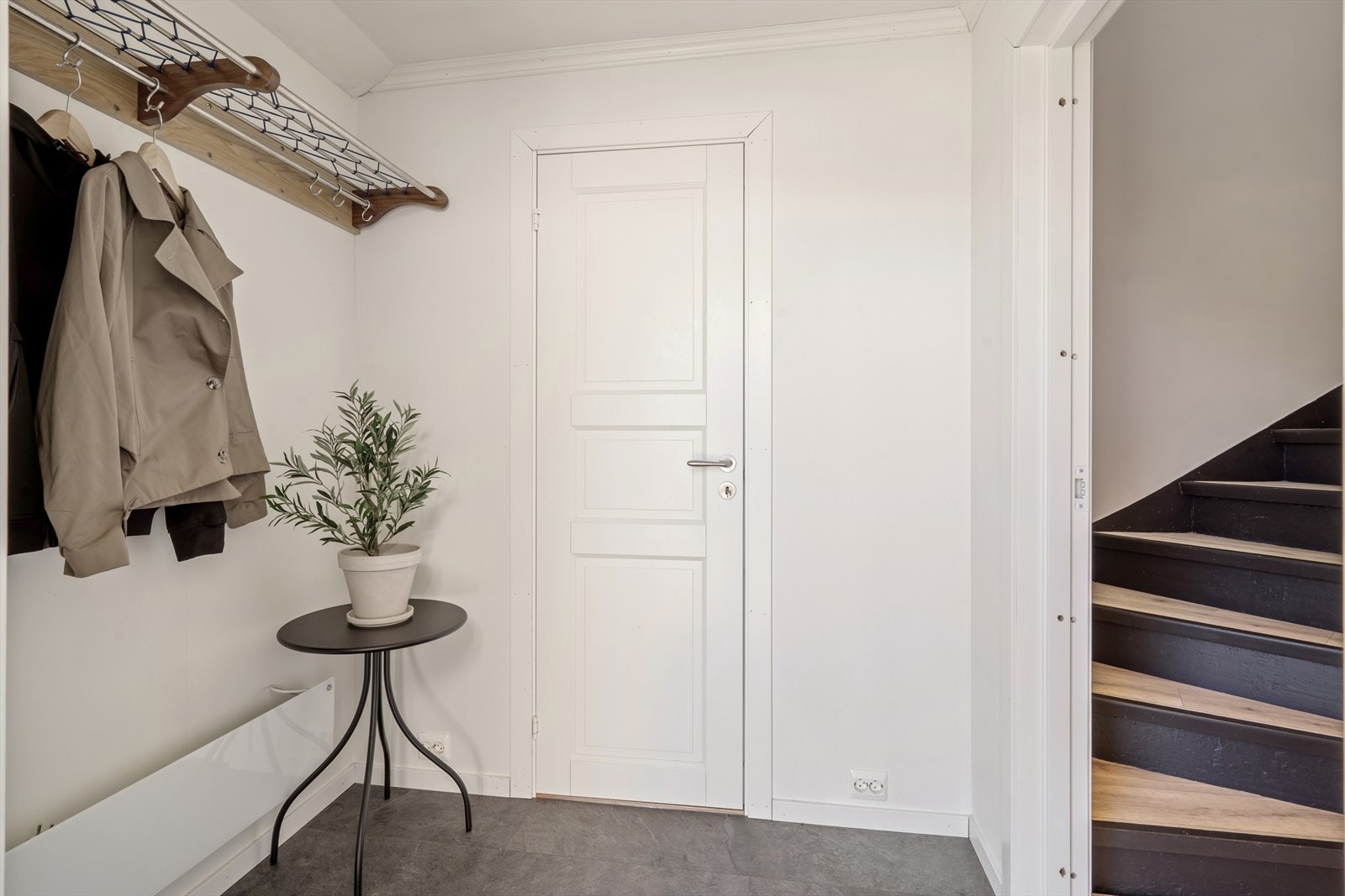 Praktisk entré med plass til å henge fra seg yttertøy. Galleribilde