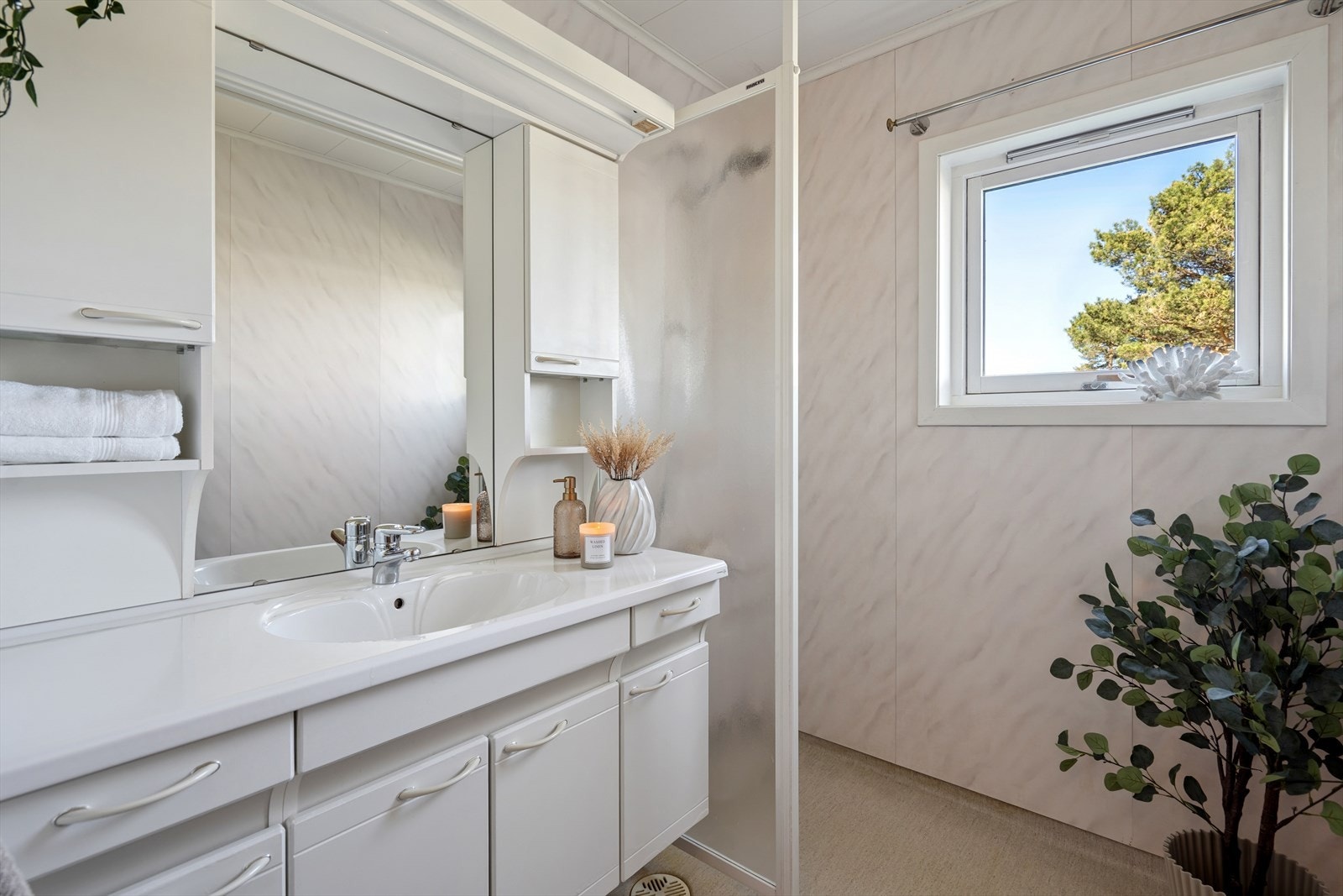 Badet i første etasje har dusjnisje og servant med god oppbevaringsplass. Galleribilde