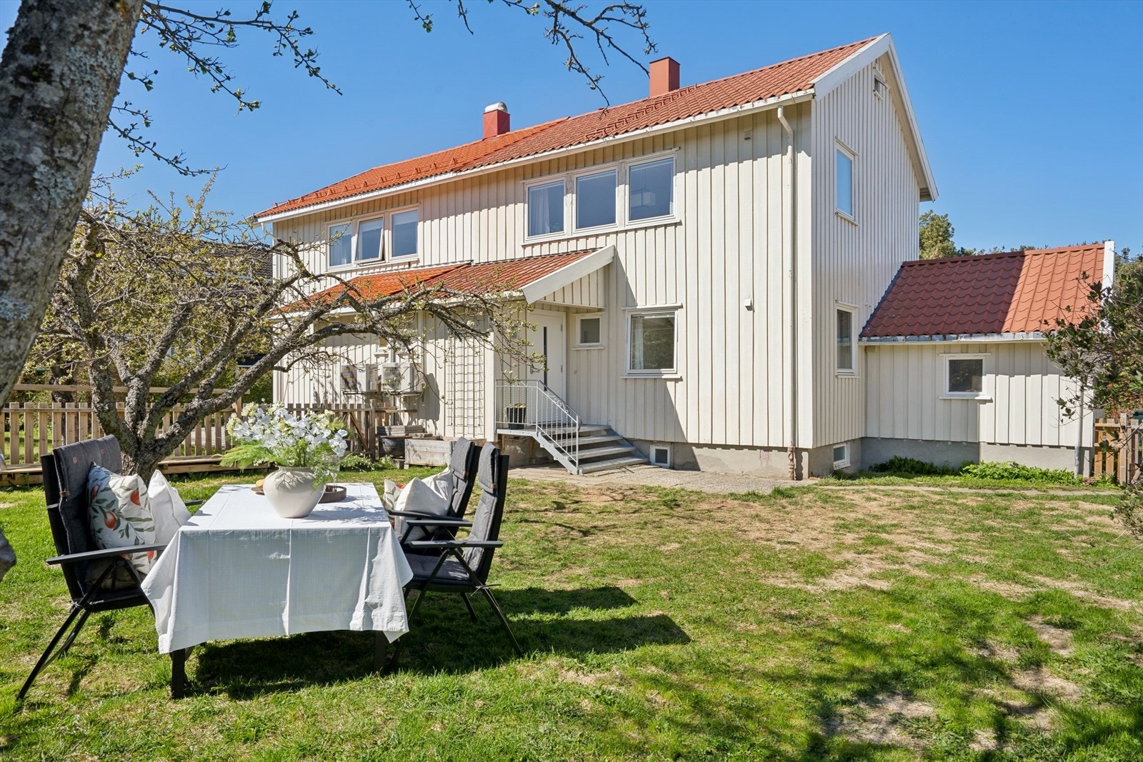 En sjarmerende familiebolig i et rolig og barnevennlig område på Charlottenlund, med egen garasje og pent opparbeidet hage. Galleribilde