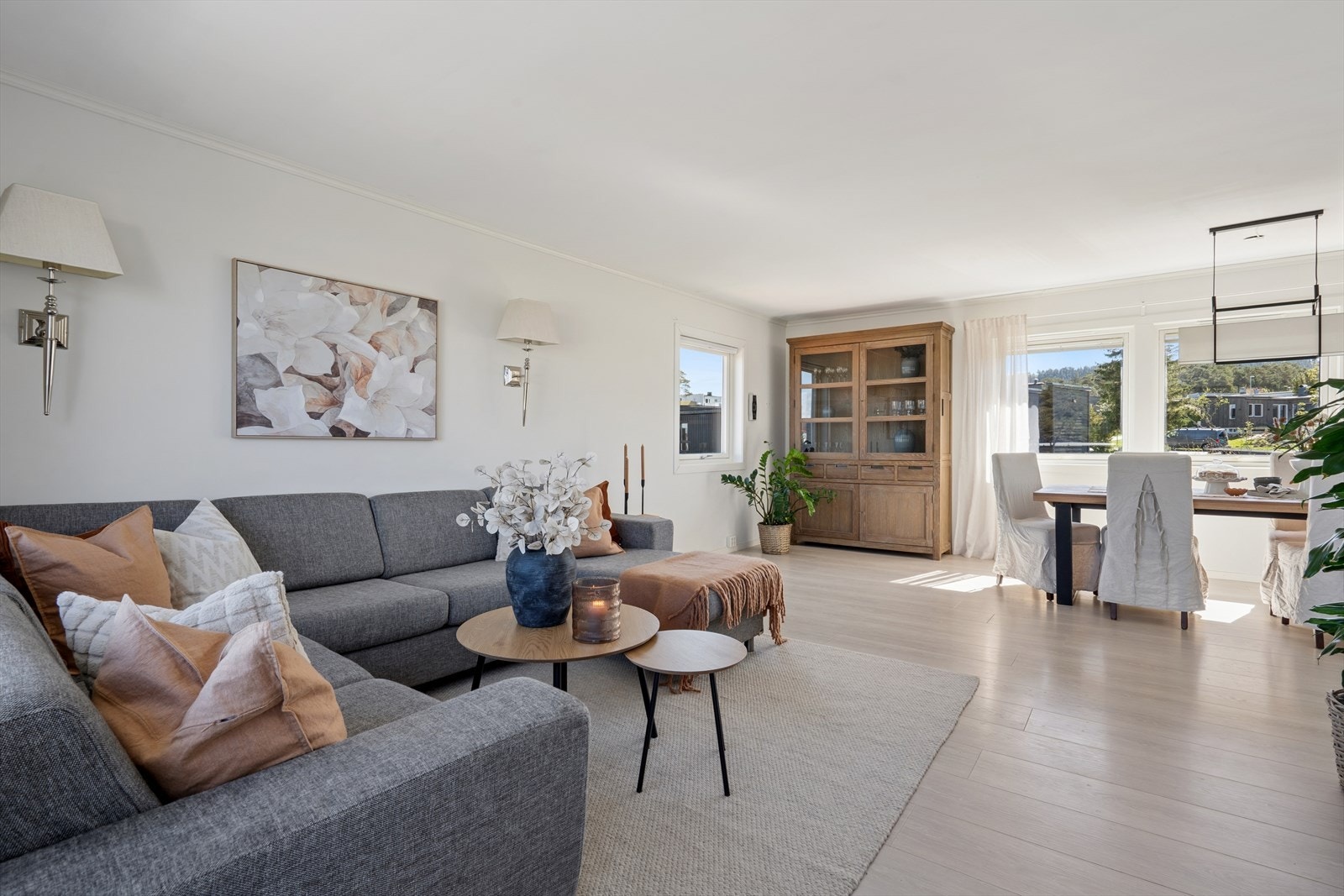Stuen har en åpen planløsning med god plass til både sofagruppe og spisebord. Galleribilde