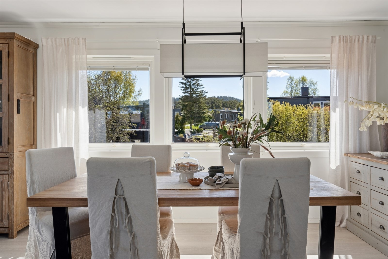 Spisestuen er en naturlig del av stuen, med god plass for måltider med familie og venner. Galleribilde