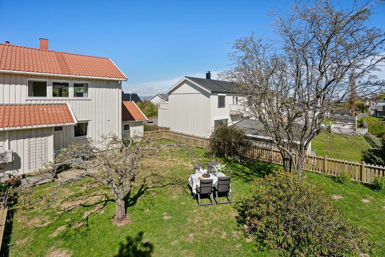 Charlottenlund er kjent som et meget populært boligområde for både nyetablerte, yngre og barnefamilier. Galleribilde