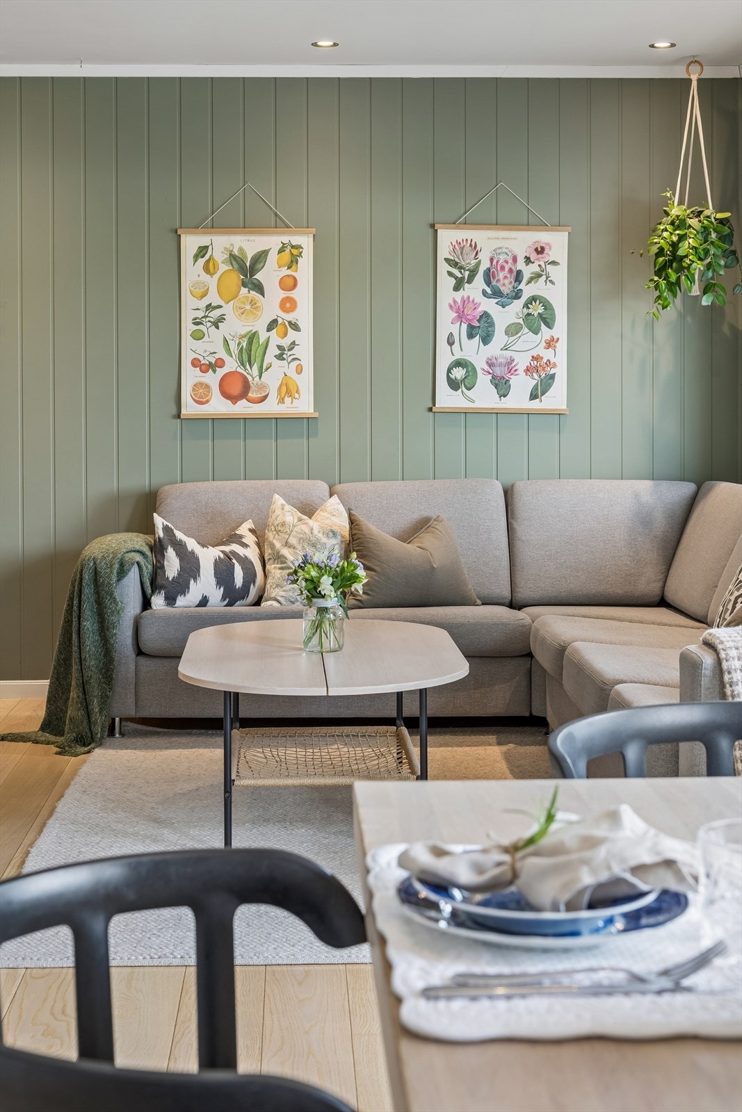 Gjennomgående parkett i oppholdsrommene og malte panelplater på veggene skaper et helhetlig uttrykk. Galleribilde