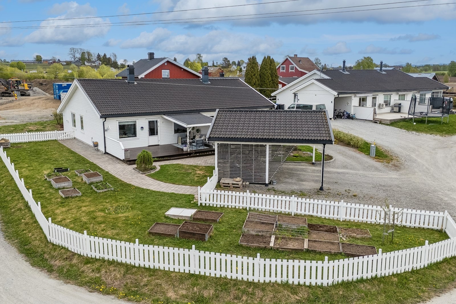 Pent uteområdet med vestvendt og delvis overbygd terrasse. Galleribilde
