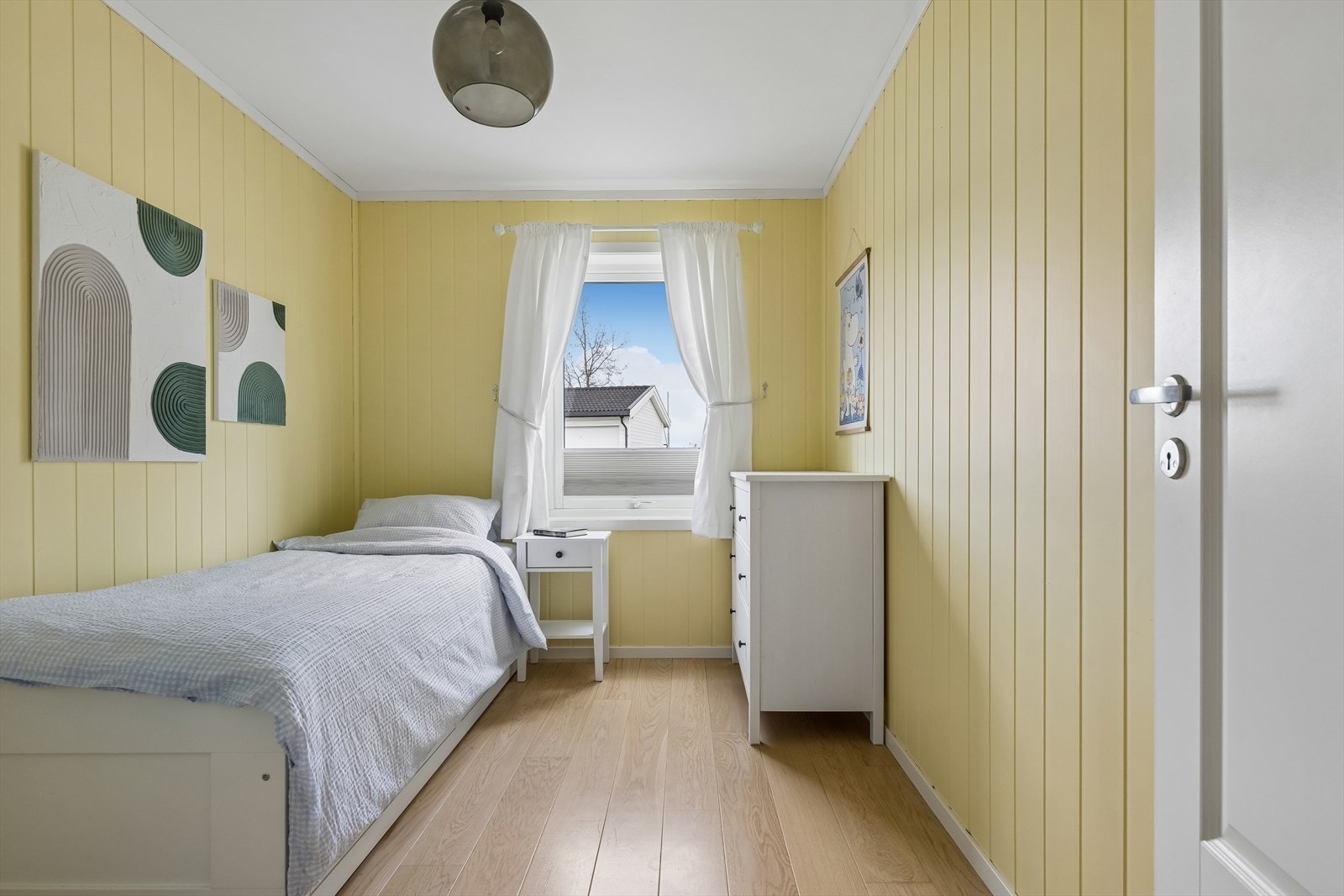 Det ene av boligens to soverom, med parkett på gulvet og plass til seng og oppbevaring. Galleribilde