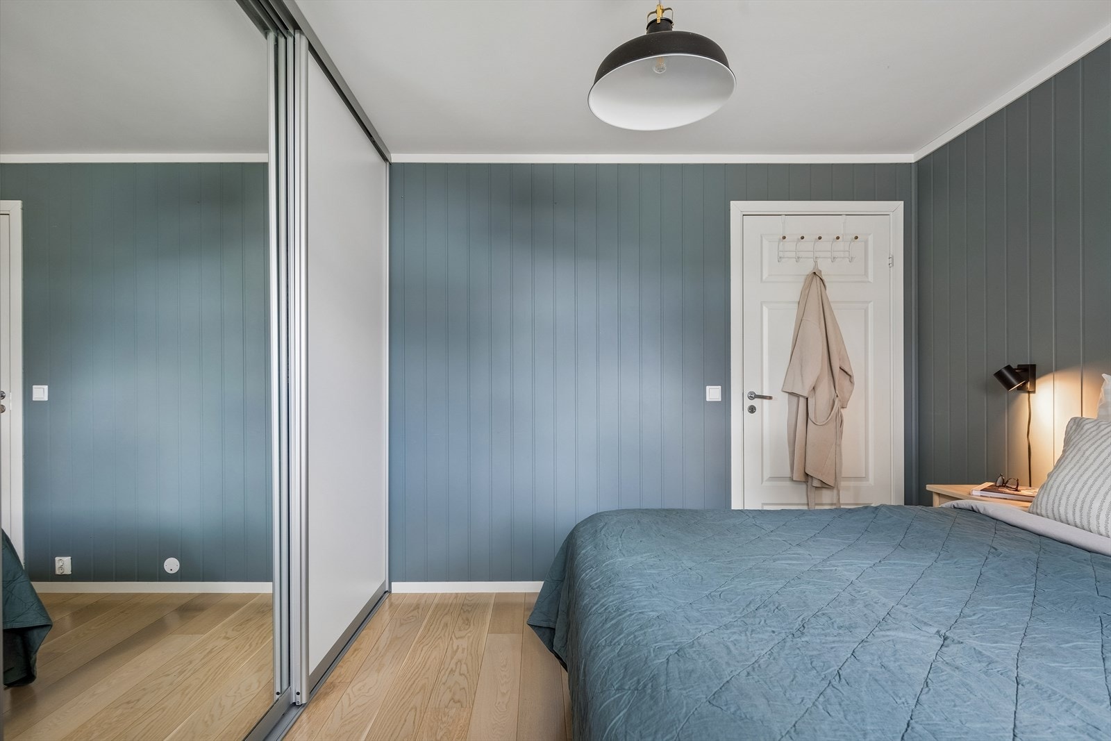 Hovedsoverommet har en romslig skyvedørsgarderobe for effektiv oppbevaring. Galleribilde