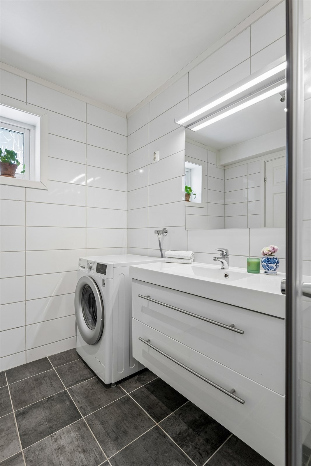 Badet har flislagt gulv med elektriske varmekabler og opplegg for vaskemaskin. Galleribilde