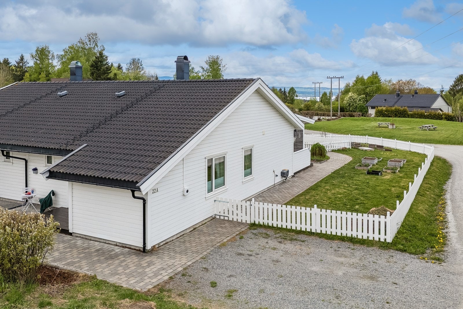 Boligen er oppført i 2016 med liggende bordkledning og taktekking av betongtakstein. Galleribilde