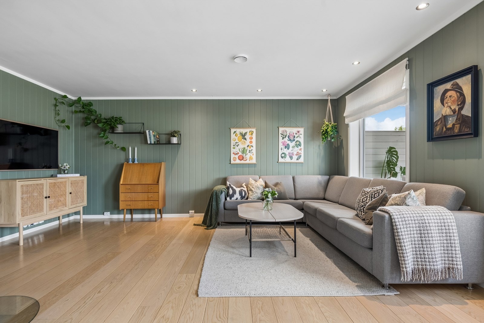 Stuen har god plass til en romslig sofagruppe. Galleribilde