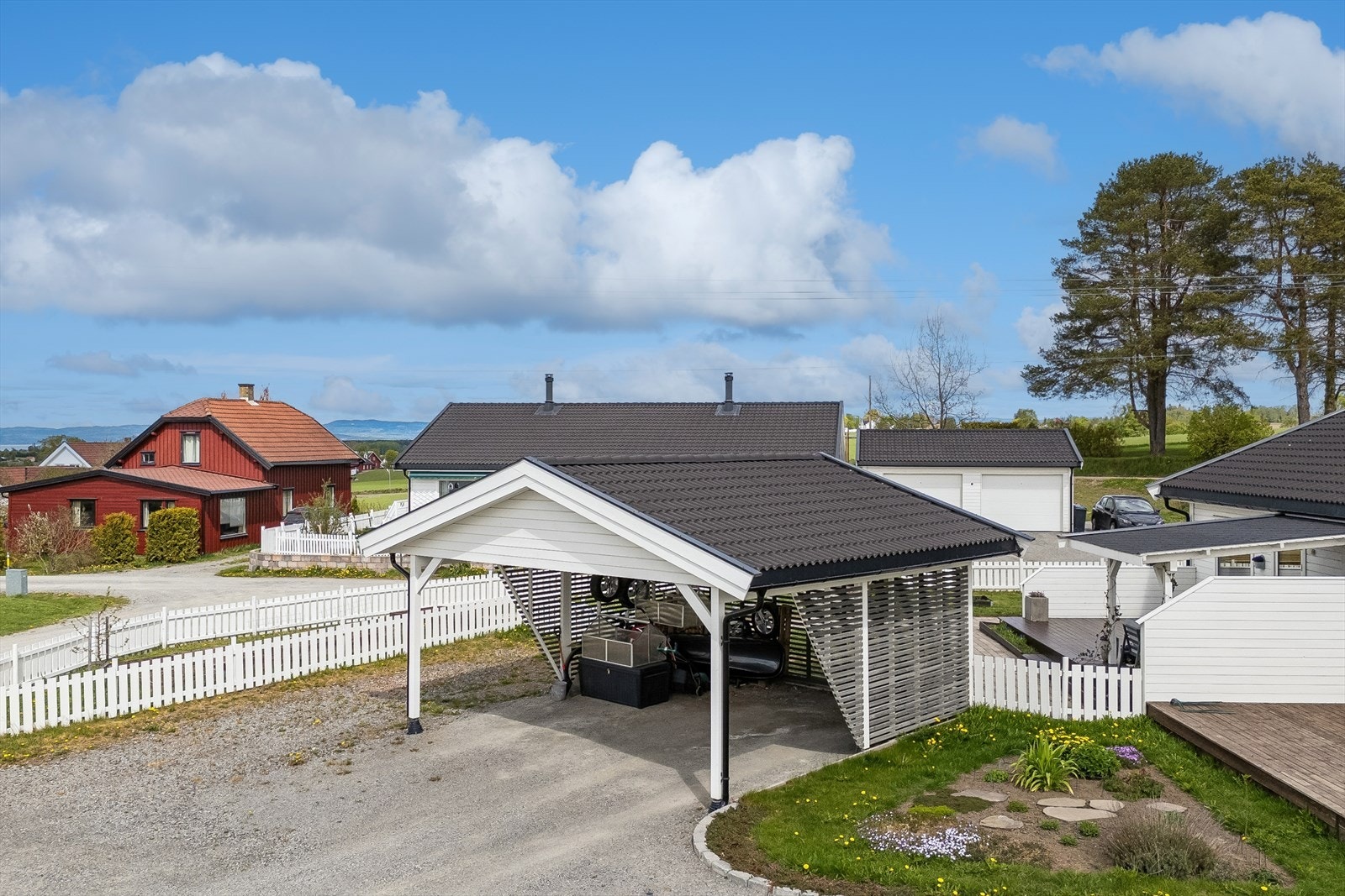 Eiendommen disponerer en halvpart av en carport med gruset dekke. Galleribilde