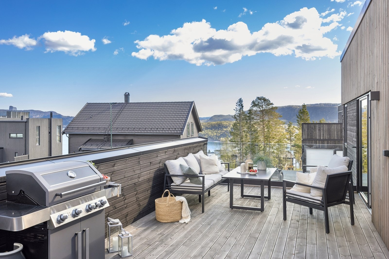 Fra takterrassen er det flott utsikt mot fjorden. Galleribilde