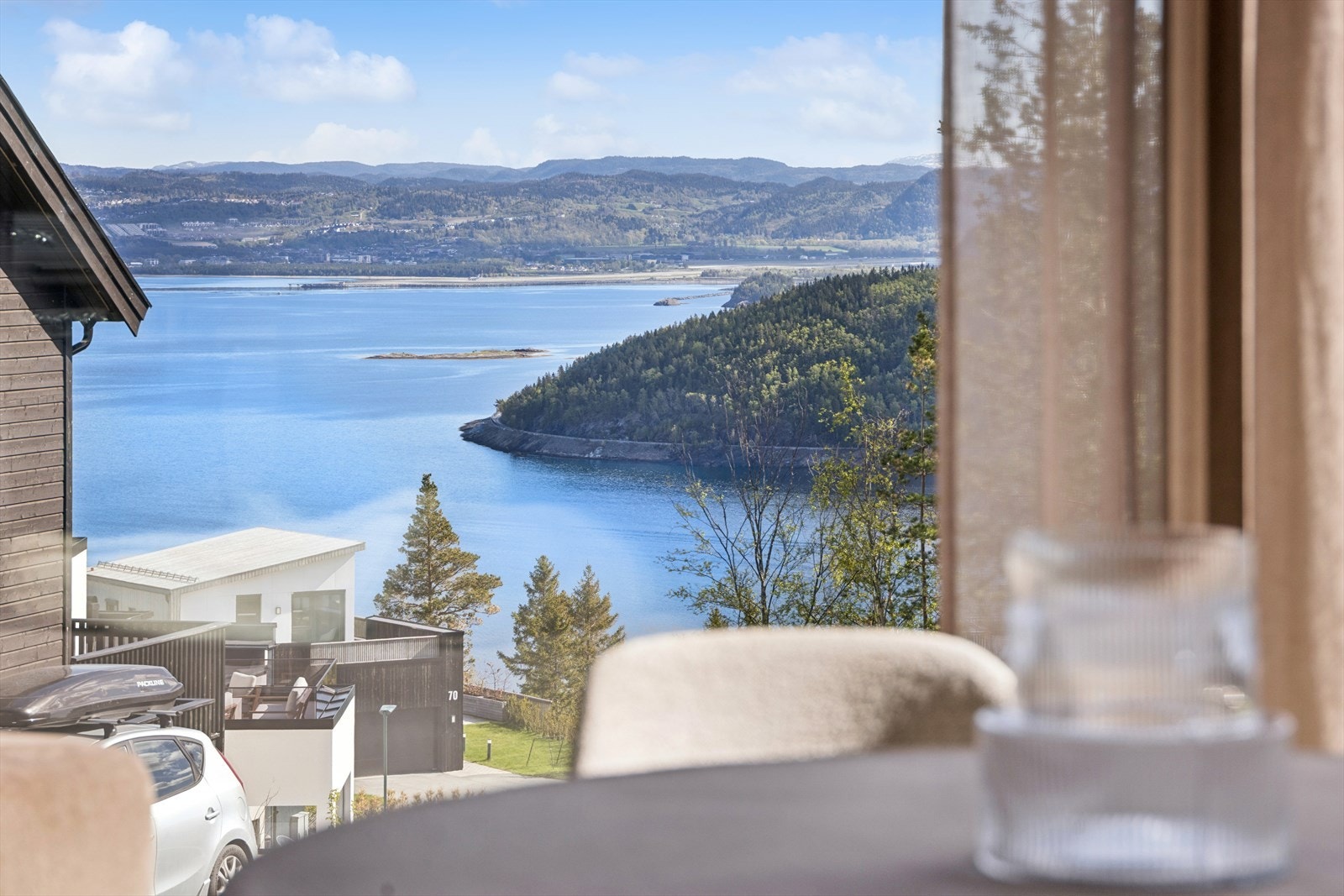 Utsikten over fjorden blir en del av hverdagen. Galleribilde