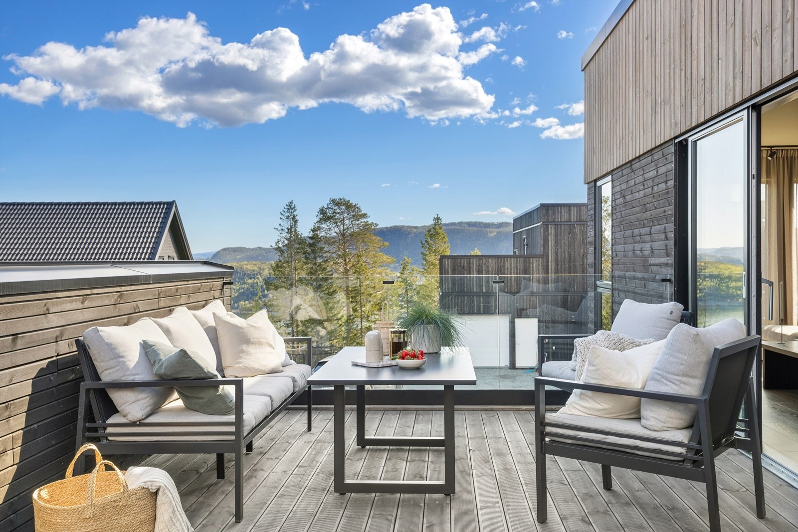 Stor takterrasse med god plass til utemøbler og grill. Galleribilde