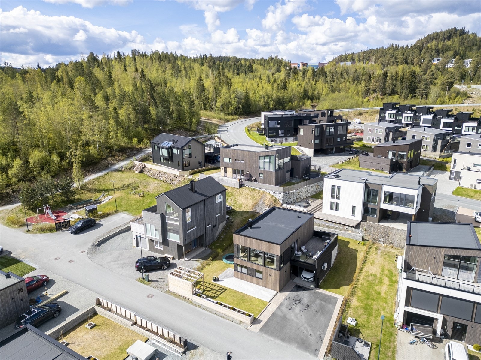 Beliggende i en rolig blindgate på Sveberg, med nærhet til turstier, sjø og daglige servicetilbud. Galleribilde