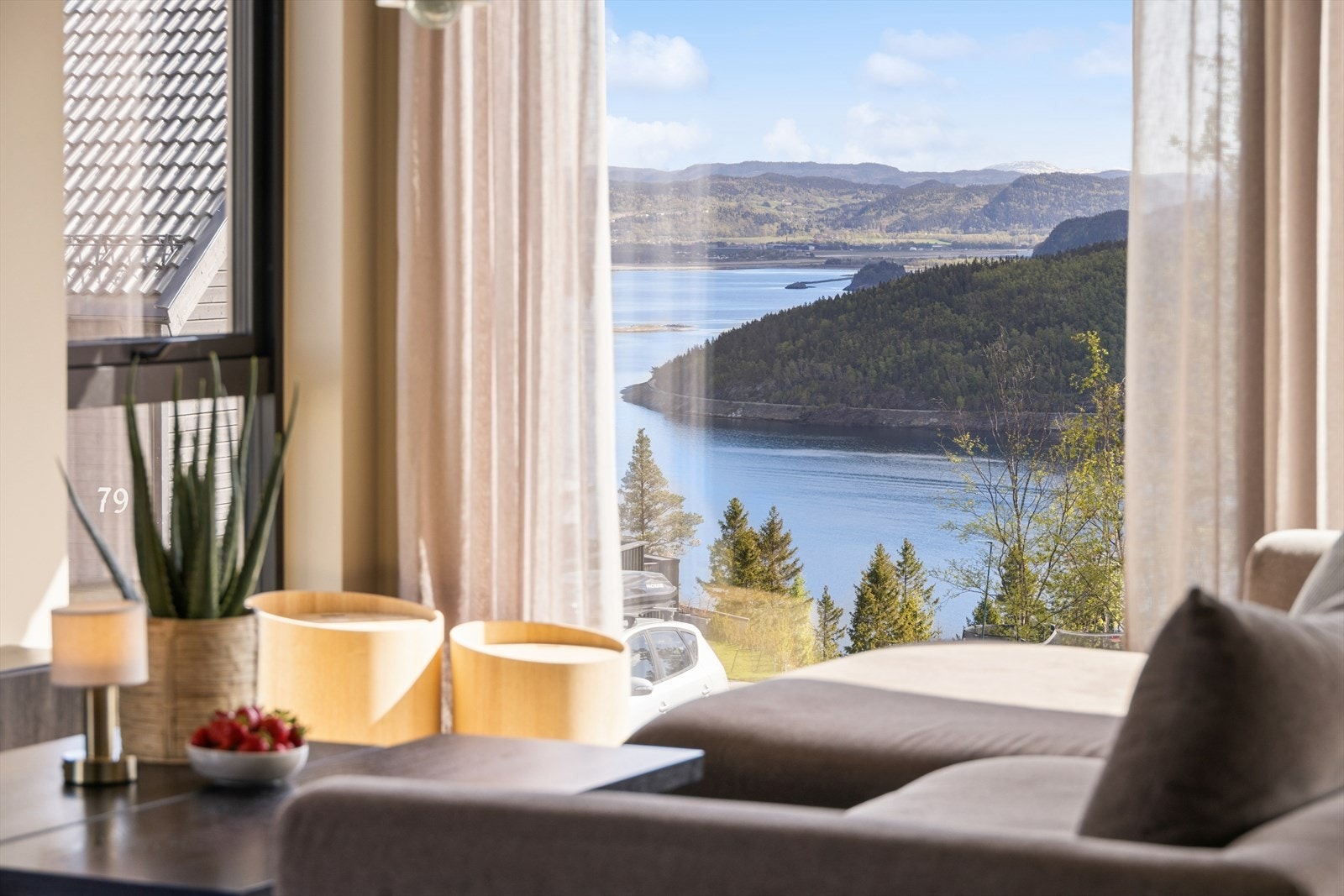 Fra stuen kan man nyte den flotte utsikten mot fjorden og landskapet. Galleribilde