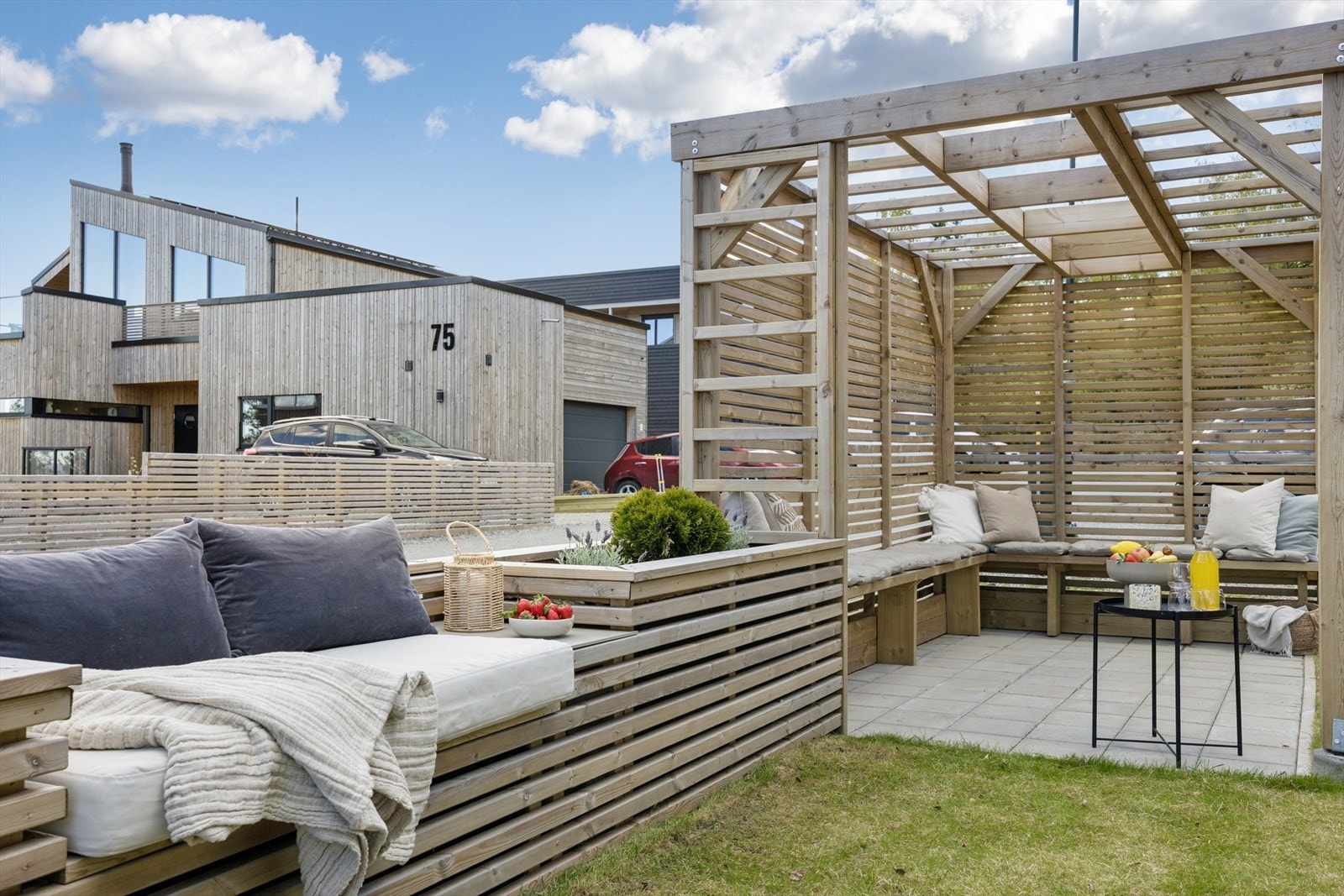 Flere hyggelige uteplasser på eiendommen, inkludert en skjermet pergola. Galleribilde