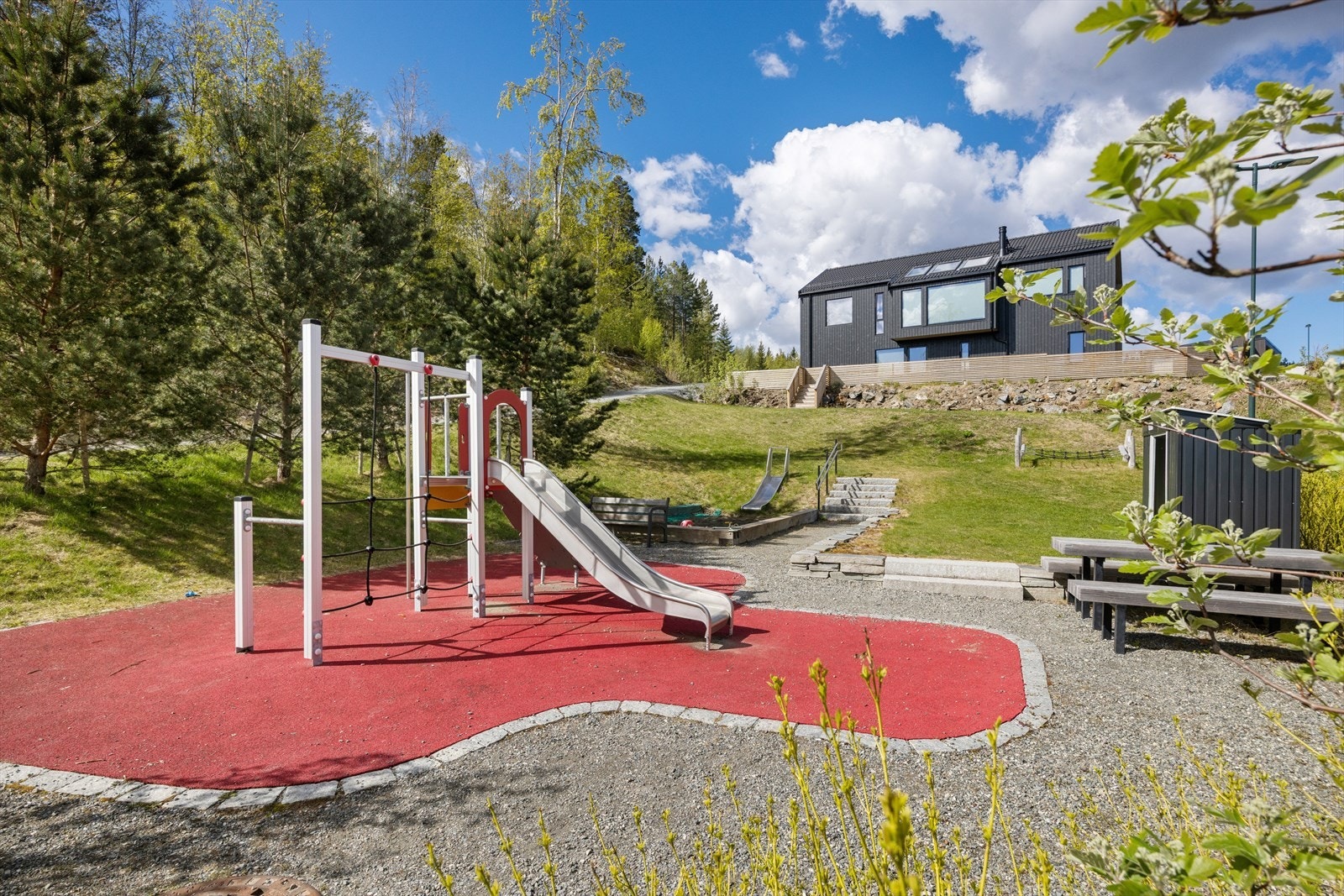 Kort vei til lekeplass, noe som gjør området ideelt for barnefamilier. Galleribilde