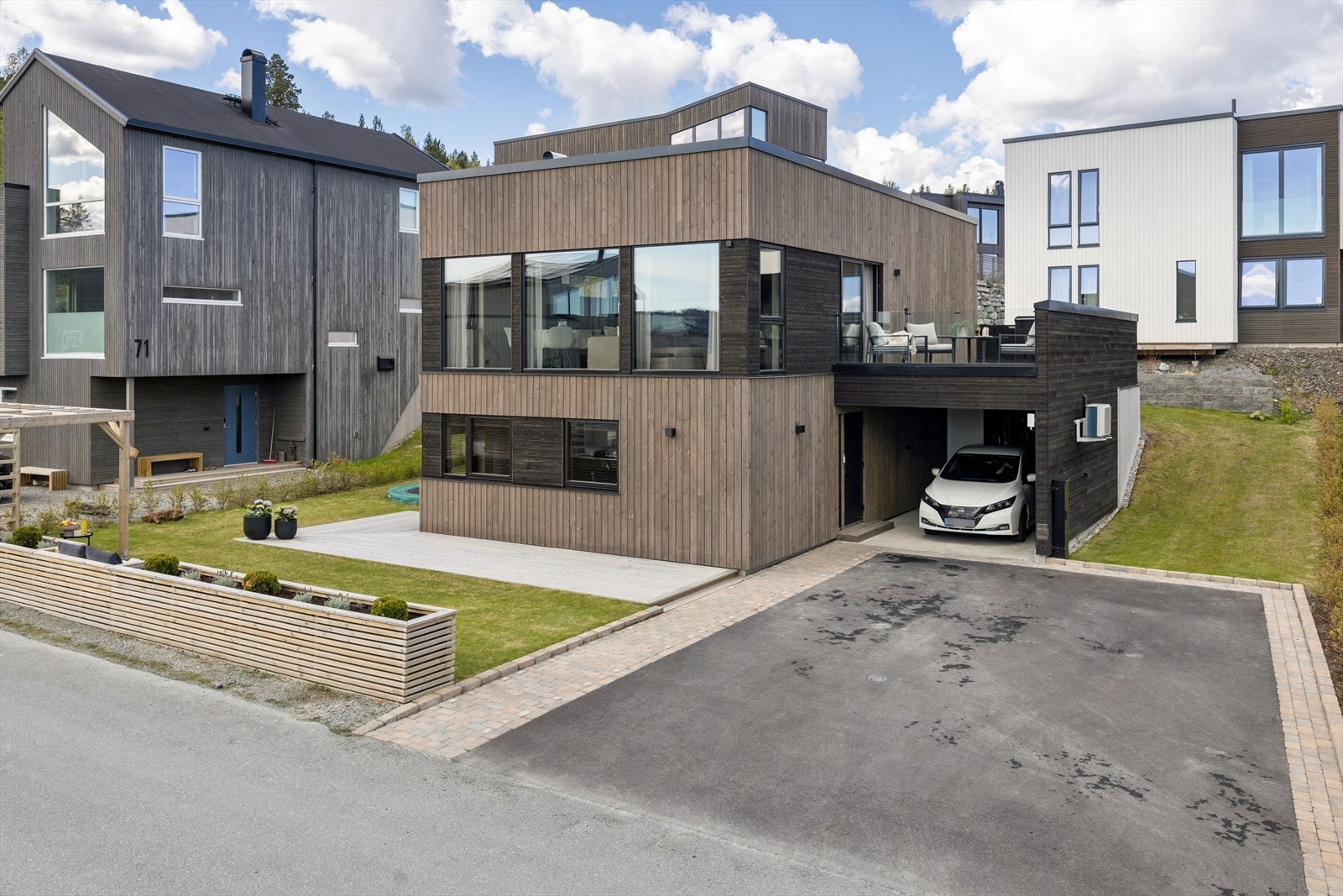 Her får du flott opparbeidet tomt, ypperlig for lek og late dager i solen. God plass til flere biler i egen oppkjørsel. Galleribilde