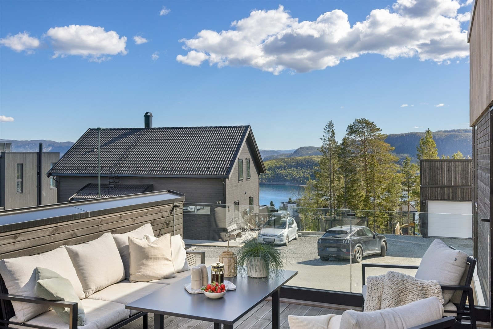 Terrassen er en usjenert og fin uteplass med god plass til venner og familie. Galleribilde