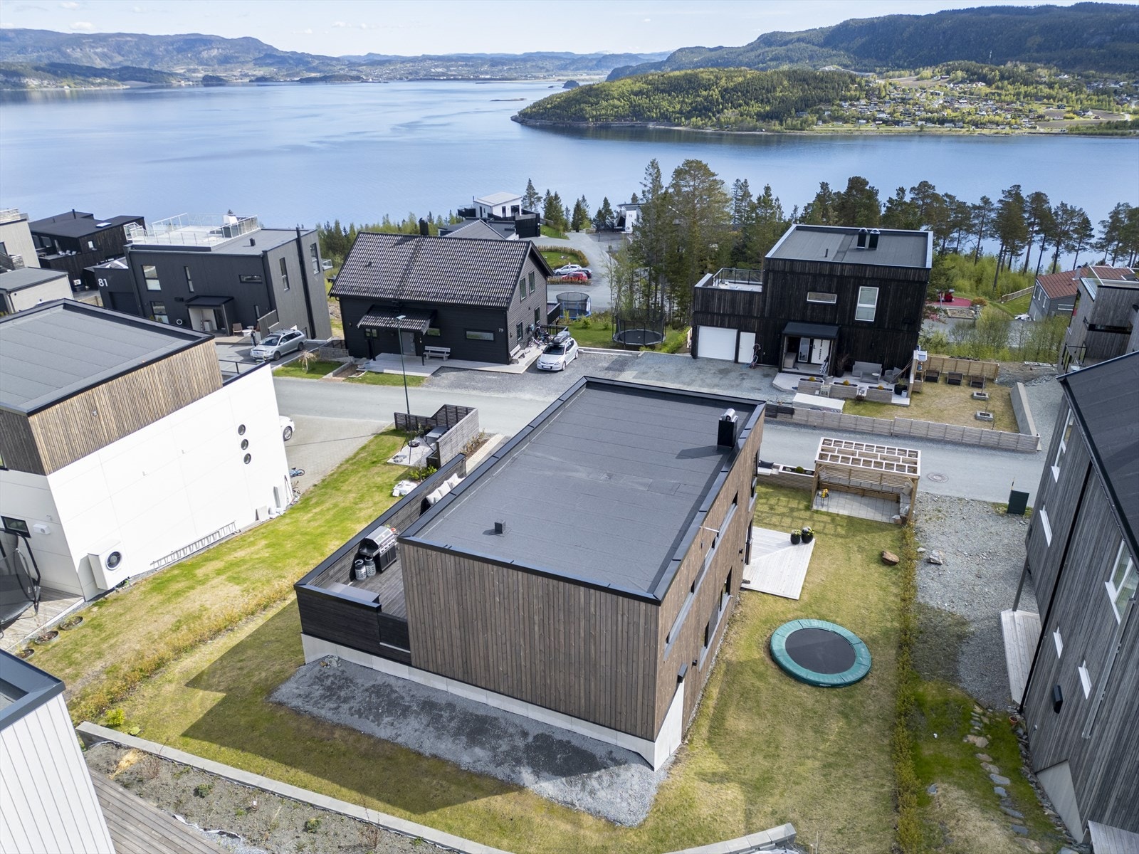 Boligen ligger høyt og fritt med flott utsikt over fjorden. Boligen er bygget slik at den er klargjort for en ekstra etasje. Galleribilde