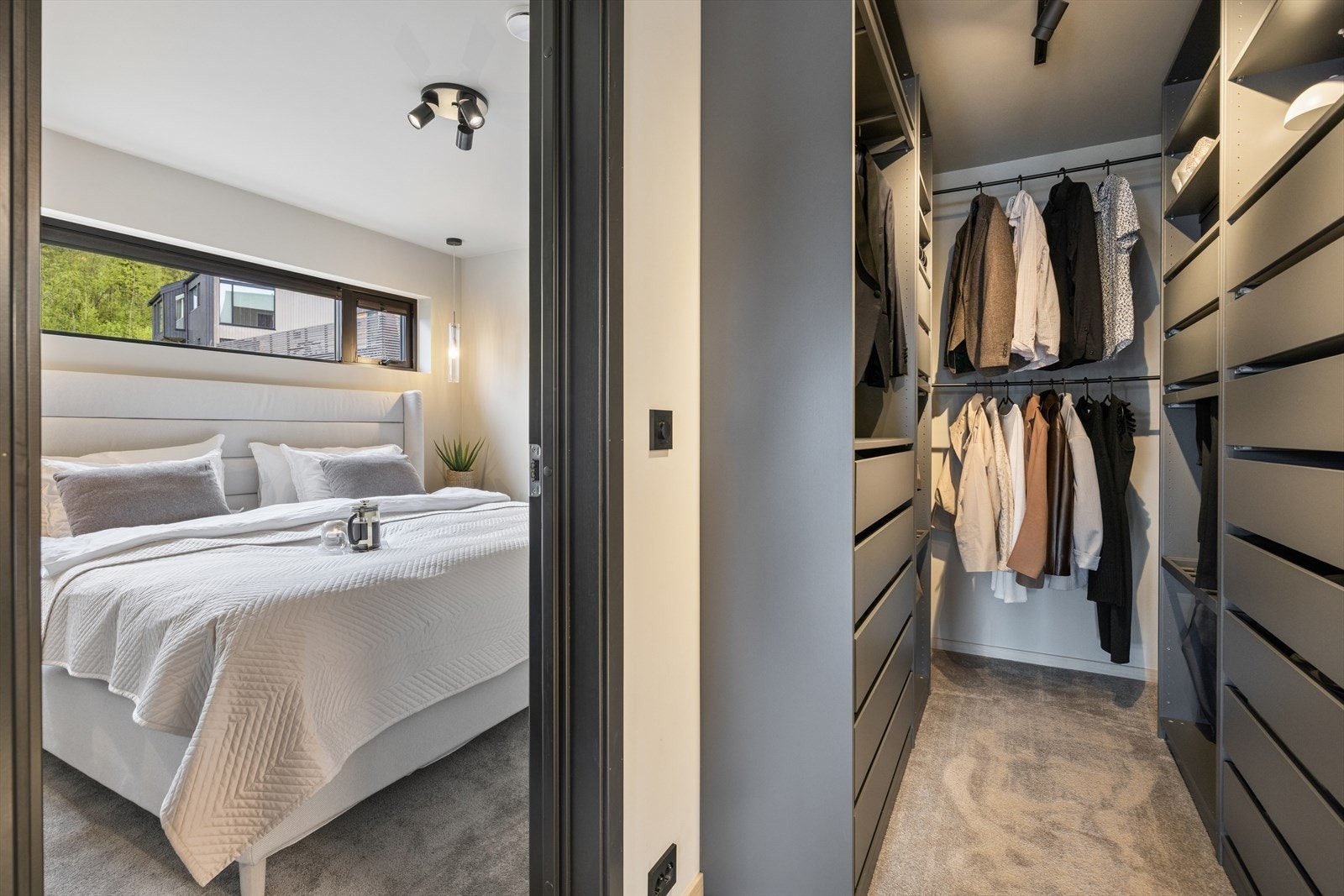 Hovedsoverommet har eget bad og en romslig walk-in garderobe. Galleribilde