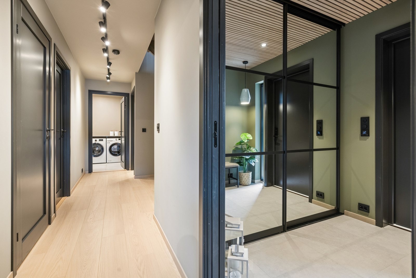 Gjennomgående materialvalg og mørke, moderne innerdører. Galleribilde