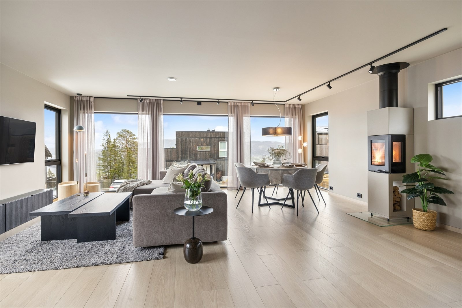 Romslig og stilren stue med god plass til både sofagruppe og spisebord for sosiale sammenkomster. Galleribilde