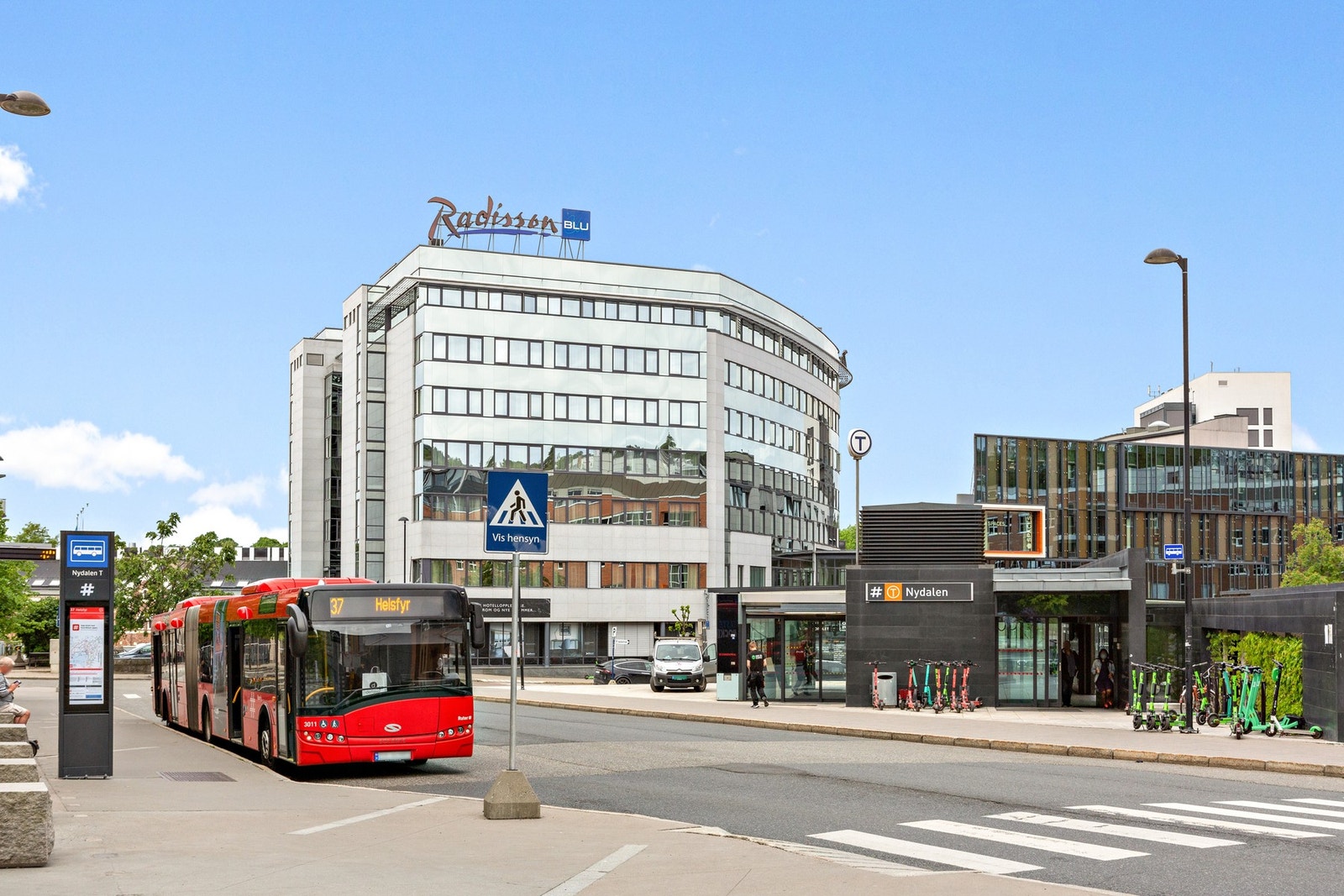Området byr på god kollektiv tilknytning med både buss og t-bane i nærheten Galleribilde