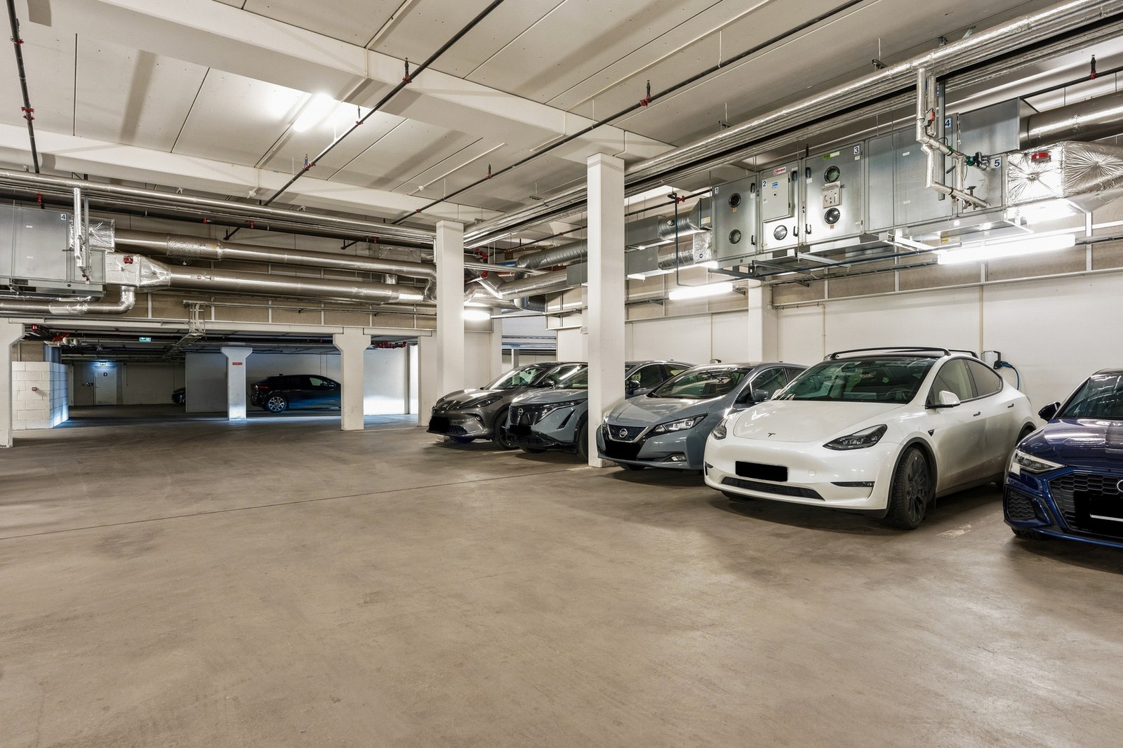 Det er mulig å kjøpe garasjeplass i felles garasjekjeller. Det er plassen hvor det står hvit Tesla. Heisadkomst fra garasjen til boligen. Galleribilde