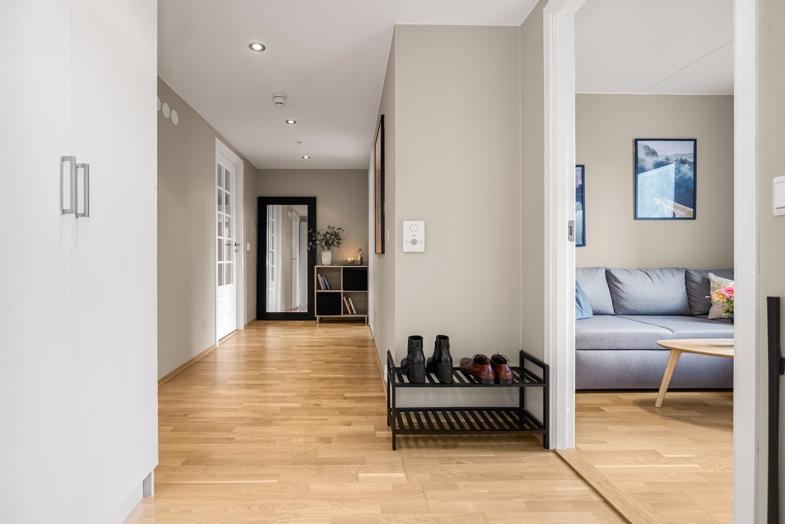 Leiligheten ønsker deg velkommen med en romslig og innbydende entré med plass til oppheng av yttertøy og skooppbevaring. Galleribilde