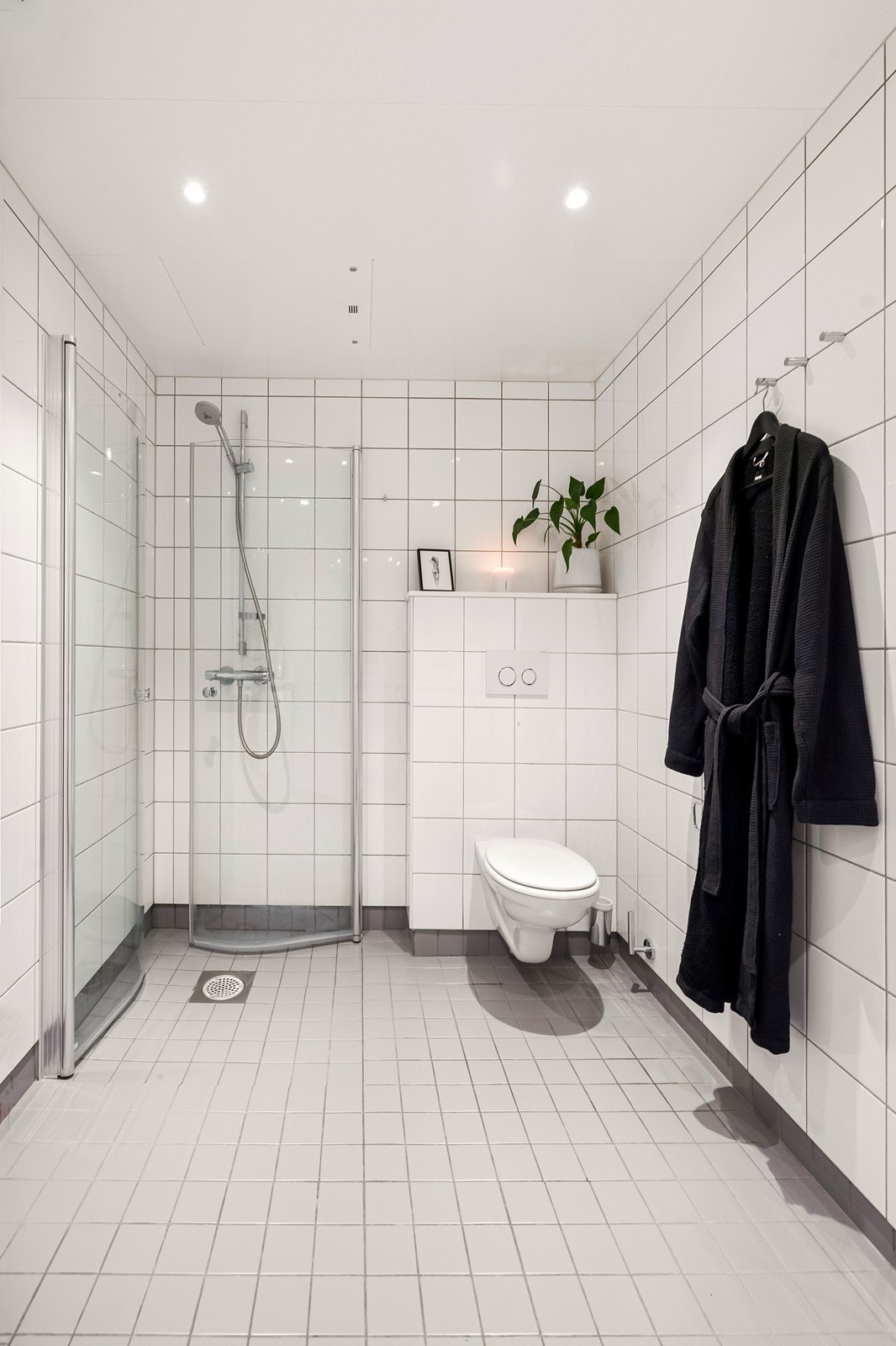 Dusjhørne og vegghengt toalett. Galleribilde