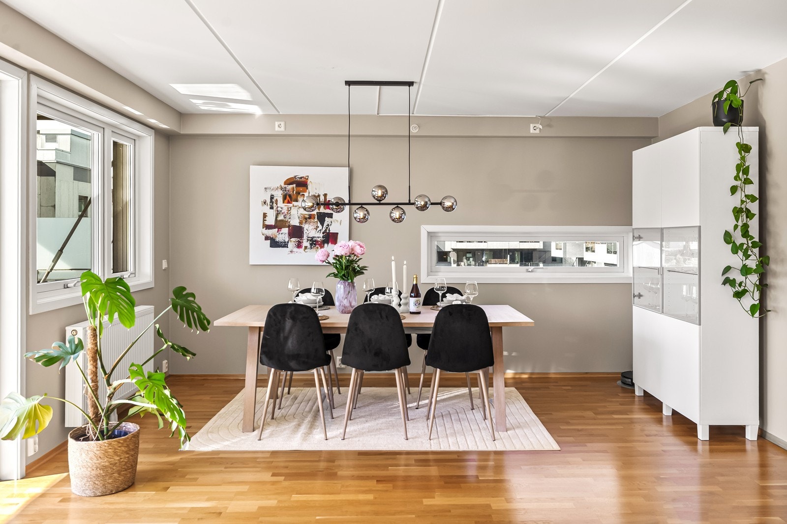 Leiligheten er malt i moderne og tidsriktige farger som gir et stilrent preg. Galleribilde