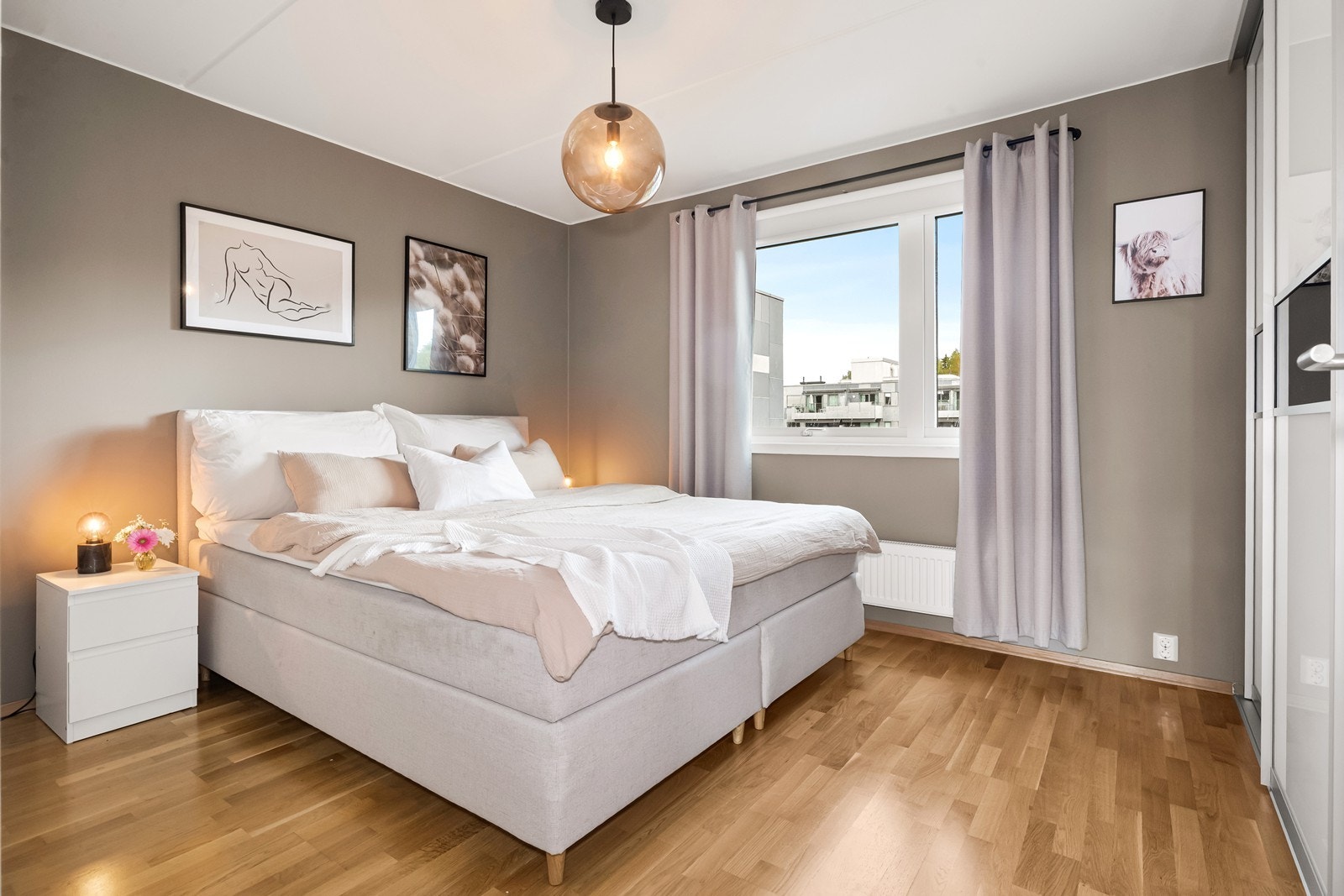 Leiligheten har to romslige soverom med gode møbleringsmuligheter og plass til garderobeskap. Galleribilde