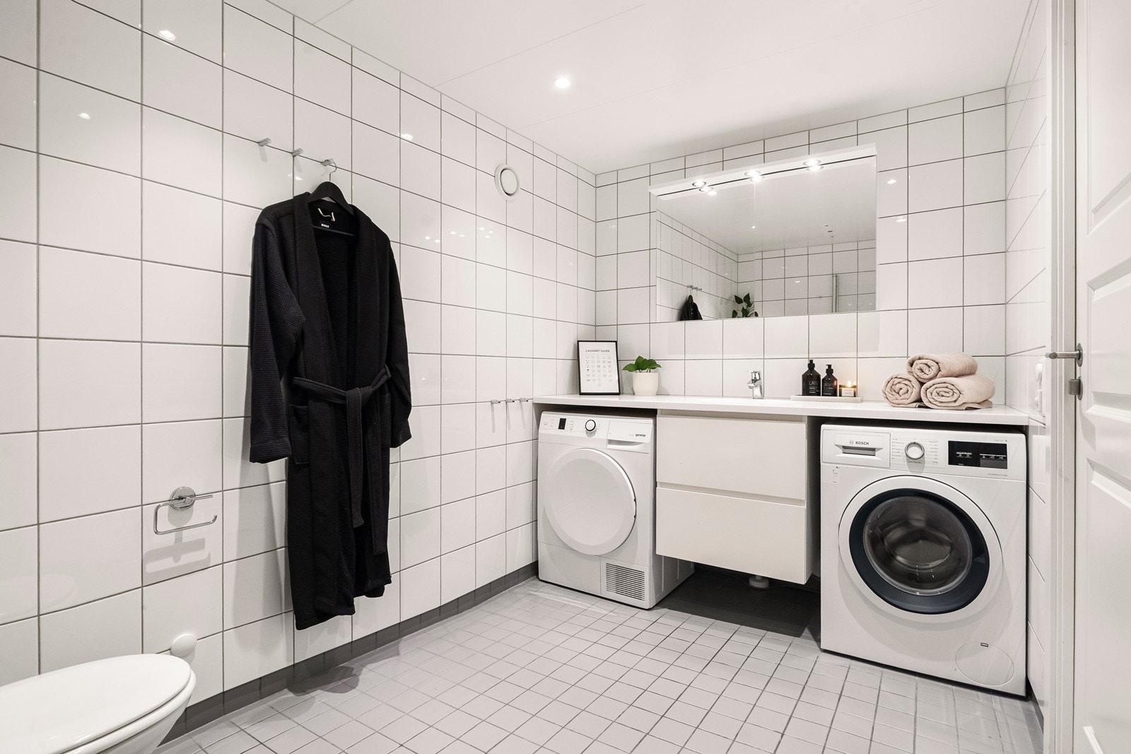 Hovedbadet er flislagt og med gulvvarme. Opplegg for vaskemaskin samt plass for tørketrommel. Galleribilde