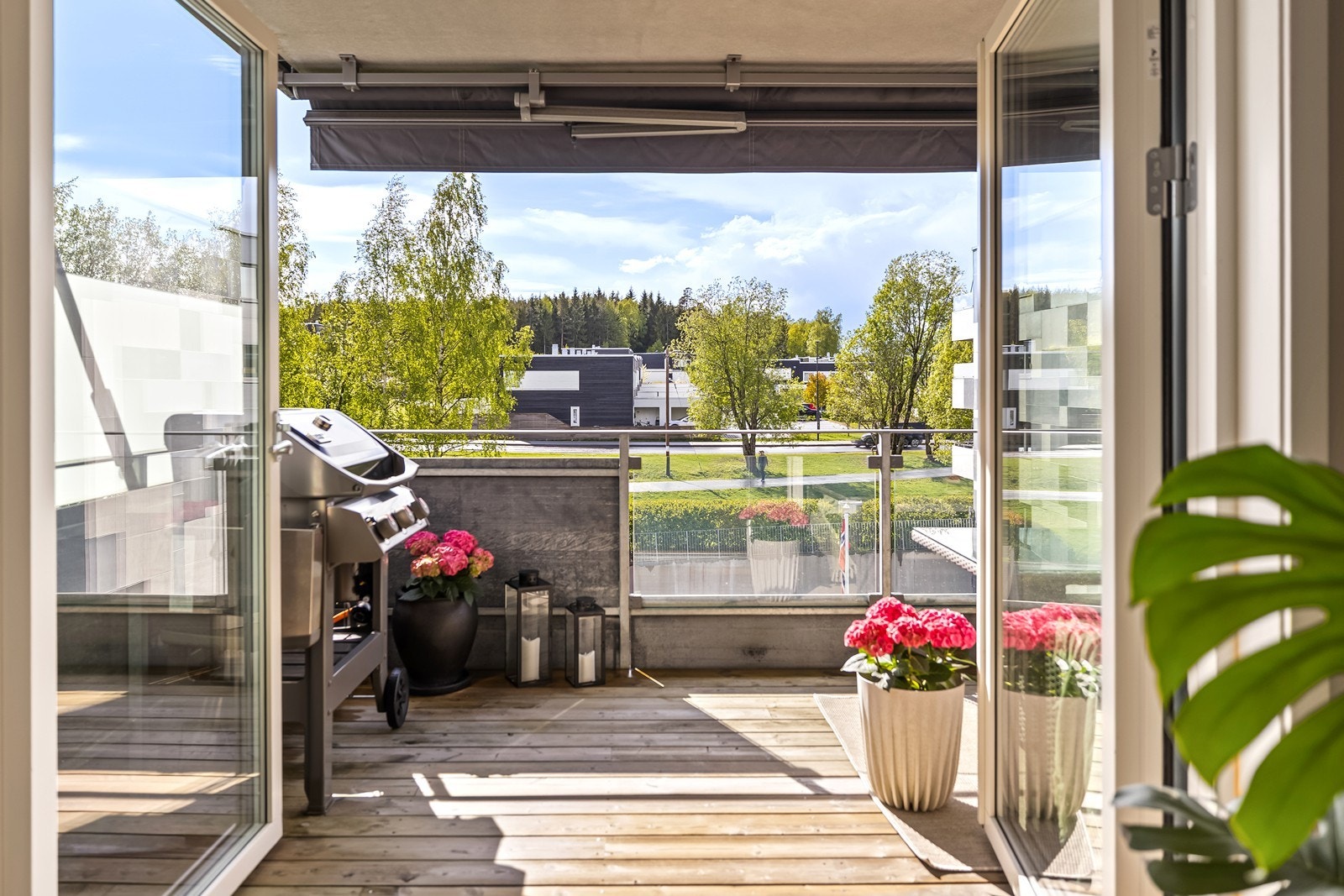 Fra stuen er det utgang til en herlig vestvendt balkong med flott utsyn. Galleribilde