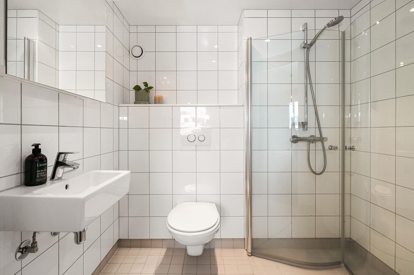 Hovedsoverommet har direkte tilknytning til eget bad, som gir en praktisk og komfortabel løsning i hverdagen. Galleribilde